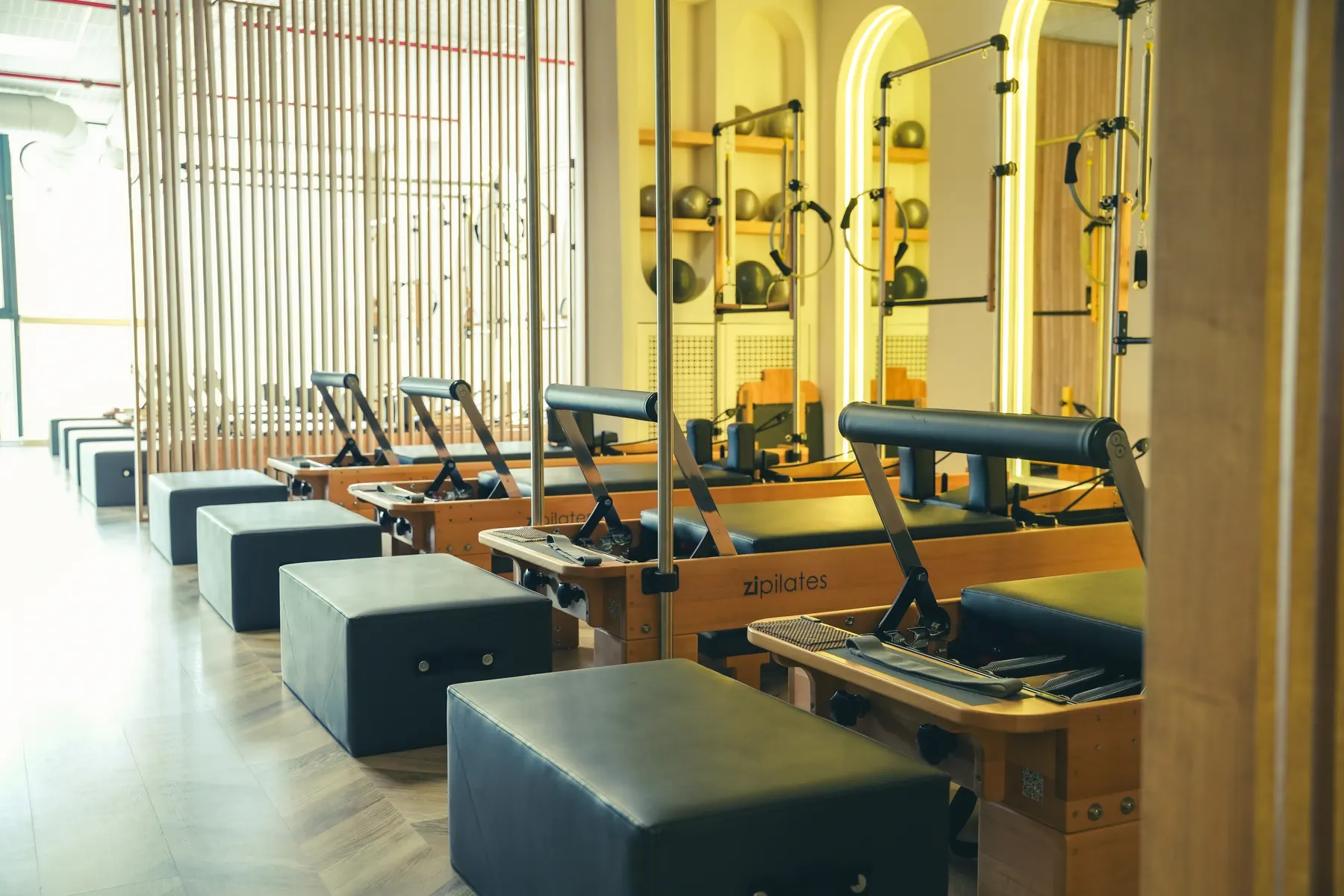 Reformer sırası ve ekipman rafları