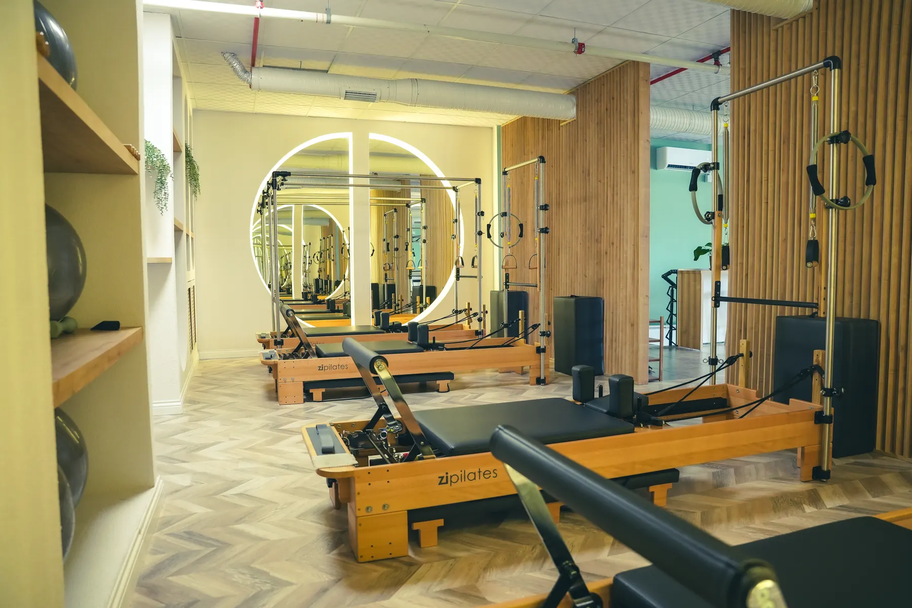 Reformer sırası ve pilates topu rafları