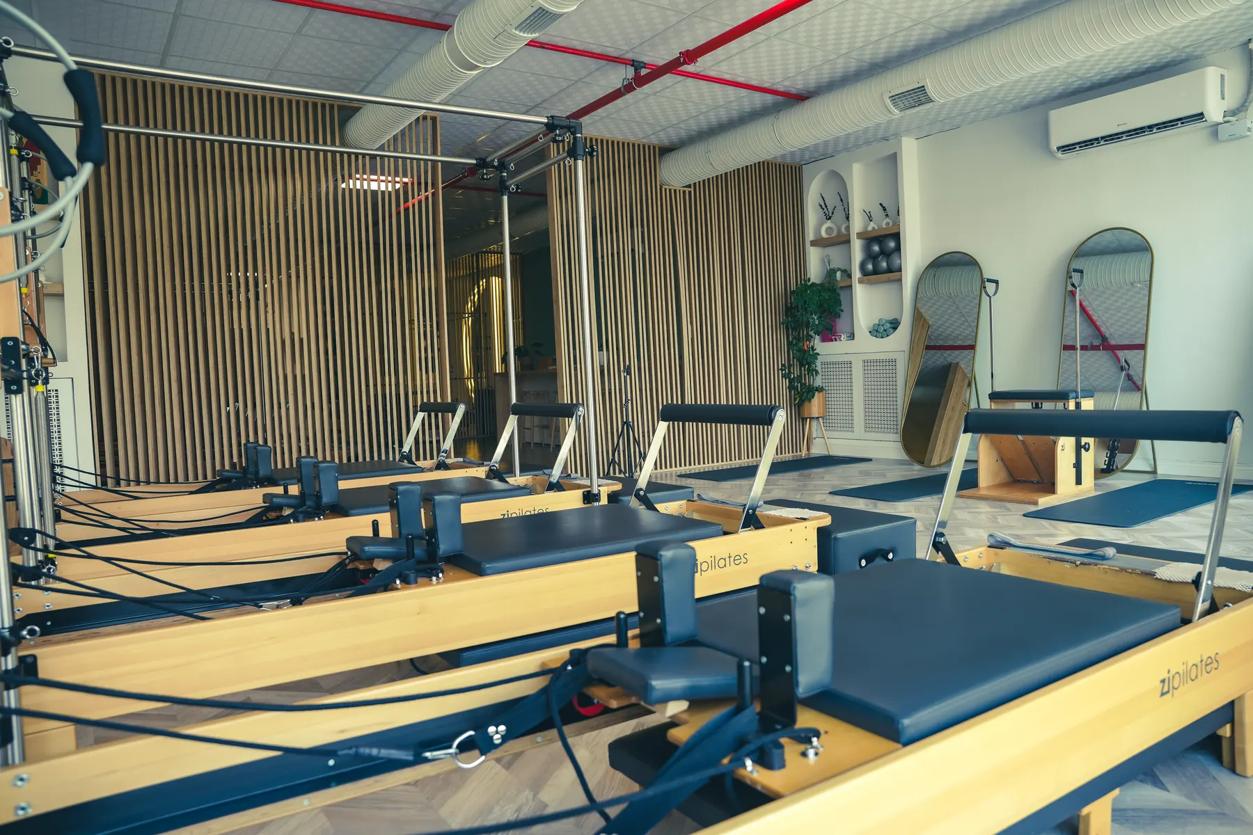 Ahşap duvar önünde reformer sırası