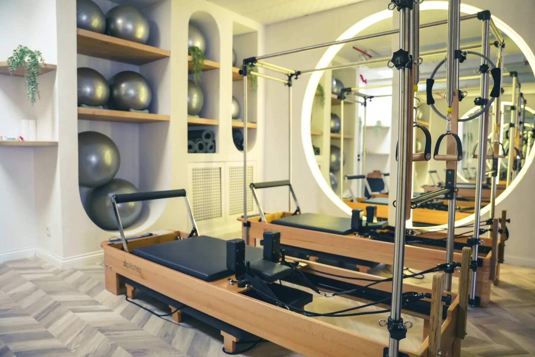 Pilates topları ve ekipman nişleri